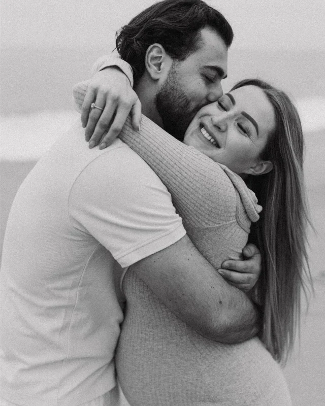 Ces deux amoureux là avec qui j’ai terminé mon année 2024 avec leur séance photo grossesse 💛🌞

#photographegrossesse #photographegrossessemorbihan #photographegrossessebretagne #photographecouple #photographebretagne #shootinggrossesse