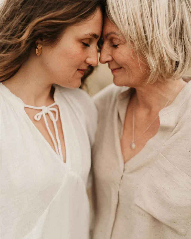 Et là tout fais sens … ⚡️

Depuis que je suis en arrêt, je vis cette pause comme une véritable reconnexion à moi-même. Chaque jour, en prenant le temps d’être à l’écoute, une idée, un projet ou un sens nouveau émerge. Comme si, en ralentissant, je laissais enfin la place à ce qui veut vraiment se manifester à travers moi.

La photographie, qui a toujours été une évidence, prend aujourd’hui une dimension encore plus profonde. Je réalise que mon rôle va bien au-delà de la création d’images. Ce n’est pas seulement figer un instant, capturer une lumière ou composer un cadre. C’est une connexion qui dépasse le palpable.

Je ressens, de plus en plus, les énergies qui circulent. Et c’est ce que j’ai envie de mettre en lumière : les liens, vos liens. À travers mon regard et mon travail, je veux donner une place à cette connexion unique qui vous unit, à ce qui se tisse entre vous, au-delà des apparences.

Et finalement, tout cela fait profondément écho à mon métier d’éducatrice spécialisée. Pendant des années, j’ai accompagné des jeunes pour qui les liens avaient été brisés, dont l’histoire était marquée par la rupture. Mon rôle était de les aider à se reconstruire, à recréer du lien ou à apprendre à grandir avec ce qui leur manquait. Aujourd’hui, à travers la photographie, cette mission continue, sous une autre forme : révéler les connexions, sublimer les attachements et donner une place à ce qui nous relie les uns aux autres.

Ce temps d’arrêt m’a offert la clarté dont j’avais besoin pour comprendre que ma place, en tant que photographe, est d’être un pont entre l’émotion et l’image, entre l’invisible et le visible. Et c’est dans cette voie que je veux avancer. 🌞

Photographe couple maternité Bretagne Rennes Vannes Redon Nantes