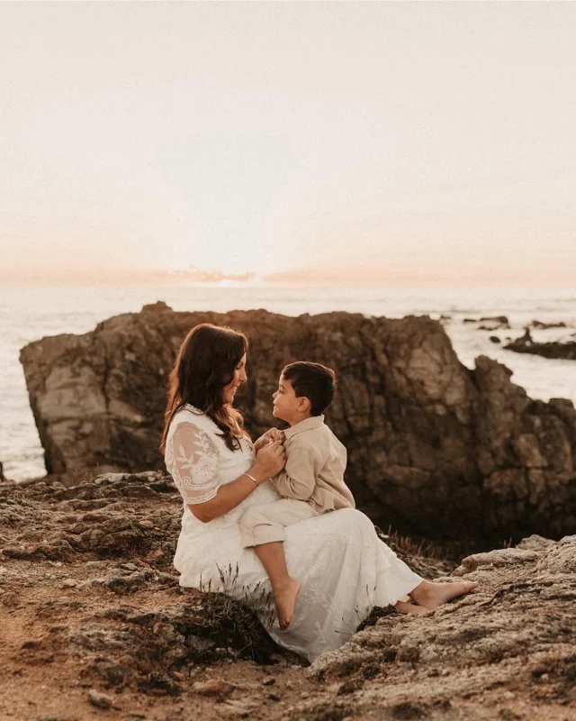 Une séance grossesse sur les falaises, avec le vent dans les cheveux, des rires qui fusent, des câlins volés…
J’adore capturer ces moments simples et vrais, où l’amour se vit sans filtres.
Un futur bébé, un grand frère curieux, un papa attendri et entre eux, des connexions qui parlent plus fort que les mots.

Des souvenirs remplis d’émotion, pour ne jamais oublier à quoi ressemble l’amour.

Photographe grossesse couple Loire Atlantique Nantes Pornichet Saint Nazaire