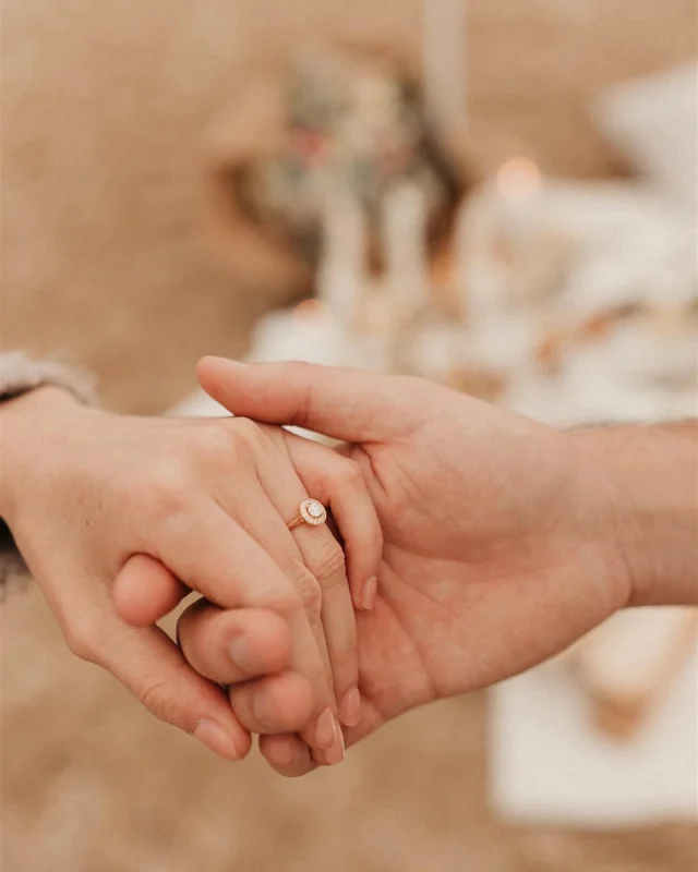 🌙 4h du matin. Une plage encore endormie. Une demande en mariage qu’elle n’oubliera jamais.

Il y a quelques mois, je reçois un appel un peu inattendu.
Loïs.
Il me dit :
« Ma chérie est fan de ton travail, elle rêve de faire une séance photo avec toi… et j’aimerais lui faire ma demande en mariage ce jour-là. »

Il voulait quelque chose de différent.
Pas un resto, pas une grande foule, pas de mise en scène cliché.
Quelque chose de vrai, de simple, mais de profondément beau.

Alors je lui propose une idée un peu folle :
Une séance au lever du soleil.
Une lumière douce. Le calme de l’aube.
Un brunch préparé avec soin par une prestataire que j’adore, pour rendre ce moment encore plus tendre.

On a tout préparé en secret.
Réveil à 4h du matin.
Les pieds dans le sable froid, les bras chargés de douceurs, le cœur déjà un peu serré. Tout installer ensemble en attendant les amoureux. 

Et puis ils arrivent.
Elle sort de la voiture, me voit…
Et elle se met à pleurer. 
Pas parce qu’elle a deviné ce qui allait se passer.
Mais juste… parce qu’elle était touchée de me rencontrer.

J’étais à la fois très gênée (je ne suis pas habituée à recevoir ce genre d’émotion), et profondément émue.

Ce qu’elle ne savait pas encore,
c’est qu’elle allait vivre l’un des moments les plus forts de sa vie.

Un genou dans le sable.
Des larmes, encore.
Du silence, beaucoup.
Et un grand oui murmuré dans la lumière du matin.

Je crois que ce jour-là,
j’ai eu la chance de capturer bien plus que des images.
J’ai été témoin d’un amour brut, sincère, vibrant.
Et ça… ça n’a pas de prix.

Merci à tous les deux pour ce merveilleux moment 💛

Brunch sur le sable plage demande en mariage photographe couple Morbihan Vannes Lorient Ploermel Baud Sarzeau Quiberon