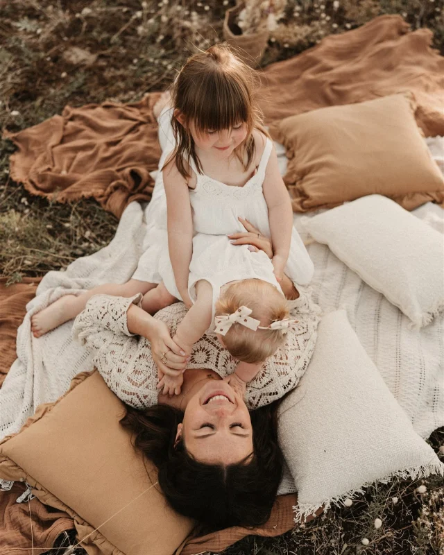 🎉 CONCOURS FÊTE DES MÈRES 🎉

Et si on vous offrait un moment inoubliable pour vous célébrer, vous, les mamans du quotidien, les mamans du cœur, les femmes qui donnent tant ?

Avec Alexia de @parlonsbambins , infirmière de puériculture passionnée et engagée, nous avons décidé d’unir nos univers pour vous offrir un cadeau puissant, doux et profondément symbolique.

À GAGNER 🎁

🥇 1ère gagnante : une séance photo en solo, en famille ou en duo mère-enfant, dans mon style intimiste, naturel et plein d’émotion (valeur 350€).

🥈 2ème gagnante : le livre de @parlonsbambins pour vous accompagner dans votre quotidien de jeune maman.

POUR PARTICIPER ✨
	1.	Like ce post ❤️
	2.	Suis nos deux comptes 
	3.	Identifie en commentaire une maman exceptionnelle (autant de commentaires que tu veux = + de chances de gagner)
	4.	Bonus : Partage ce post en story et penses à nous pour doubler tes chances 🍀

📆 Concours ouvert jusqu’au mercredi 28 Mai 2025
📣 Résultats annoncés le jeudi 29 Mai 2025 en story.

⸻

Que ce concours vous offre de la lumière, un souffle de douceur, et l’envie de vous offrir, à vous aussi, un moment hors du temps.
Bonne chance à toutes 💛

Et parce que cette période peut aussi raviver des douleurs profondes, nous avons une pensée douce pour toutes celles qui traversent l’attente, le deuil ou l’absence. Vous n’êtes pas seules. 🫂