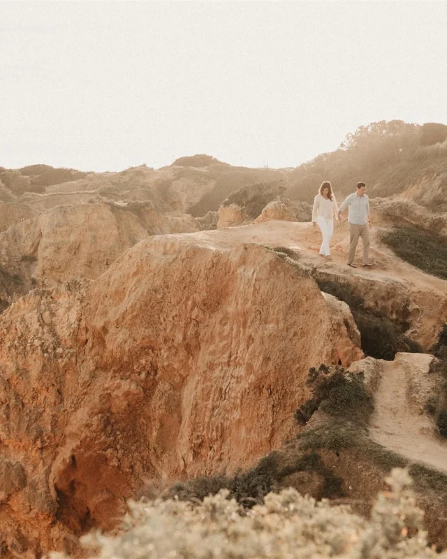 Je ne m’attendais pas à être bouleversé.
Le Portugal m’a happé, doucement, sans prévenir. Et plus particulièrement l’Algarve.
Il y a eu cette lumière, brute, dorée, presque irréelle,
et ces paysages qui coupent le souffle sans en faire trop.

Tout m’a touché.
Les falaises rugueuses.
Les villages aux murs blanchis.
Le silence des fins de journée, où le ciel semble suspendu.
Les contrastes, les odeurs salées, les chemins poussiéreux.

Ce n’était pas juste un voyage.
C’était un appel à ralentir, à regarder autrement.
Et très vite, une évidence s’est imposée :
je devais y construire quelque chose.
Un projet à mon image, entre énergie brute et simplicité.
Un lieu pour poser les valises, l’appareil photo, et surtout… les masques.

Le Portugal m’a bousculé.
Et je savais que je devais y retourner.

📷 réalisées pendant le mentoring avec l’incroyable @abigail_morellon 

Je suis Mélanie Heuzé, photographe de couples, de familles et d’histoires vraies, basée en Bretagne et toujours partante pour vous suivre là où votre cœur bat plus fort.
Mon approche est spontanée, naturelle, guidée par l’émotion et la lumière.
Que ce soit ici ou ailleurs, je capture ce qui vous lie, dans toute sa beauté fragile.
Photographe en Rennes, Nantes, Redon, Vannes, Lorient, Bain de Bretagne, Saint Malo, Pornic, Pornichet, Penestin et partout dans le monde